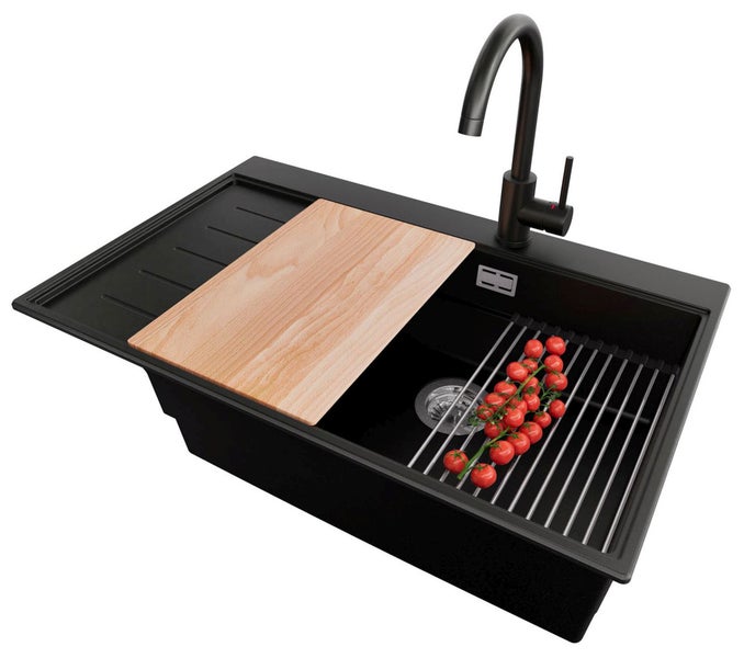 Schwarzes Spülbecken mit Abtropffläche, Schneidebrett, Armatur, Abtropfgitter und Tomaten
