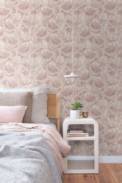 Schlafzimmer mit Vliestapete mit floralem Muster in einem modernen Einrichtungsstil mit Nachttisch aus Strukturstoff und Holzmöbeln.