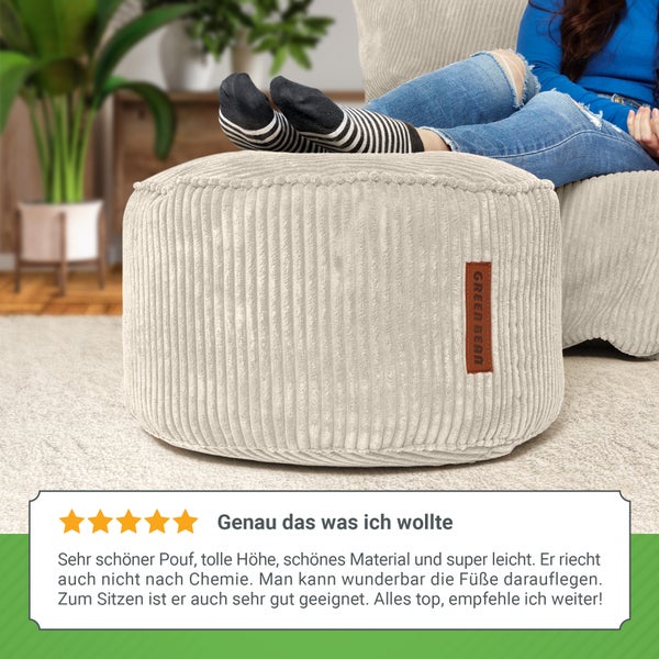 Beiger Cord Sitzpouf im Wohnzimmer mit Person