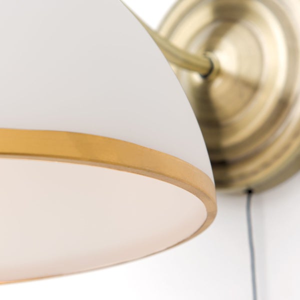 Wandleuchte mit halbkugelförmigem Schirm und metallischer Wandhalterung im Detail