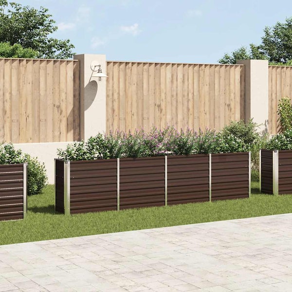 Szene mit erhöhten Gartenbeeten und Holzzaun