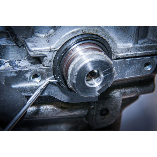 Motorblock mit Dichtung und Werkzeug zum Entfernen der Dichtung