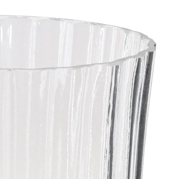 Nahaufnahme einer klaren Glasvase mit gerippter vertikaler Textur.