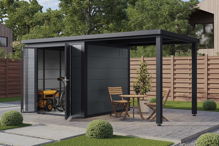 Gerätehaus aus Metall mit integriertem überdachtem Freisitz, inklusive Stauraum für Fahrräder und Gartenzubehör auf einer Holzterrasse im Garten.