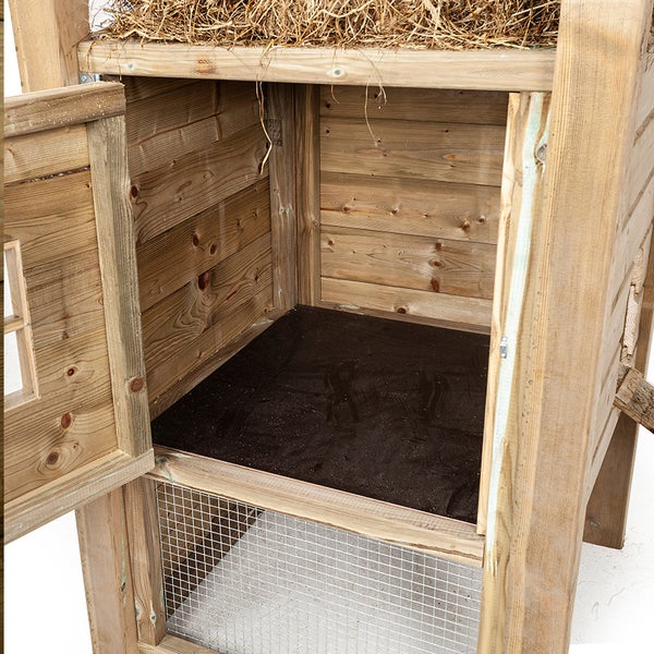 Detailansicht des Holzlegeplatzes mit geöffneter Tür und Drahtgitter