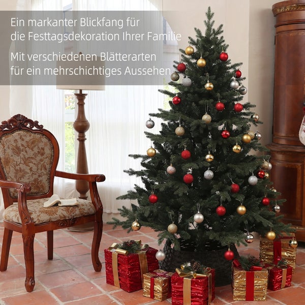 Ein geschmückter künstlicher Weihnachtsbaum mit roten und goldenen Kugeln steht neben einem Vintage Sessel und Geschenken auf einem Fliesenboden.