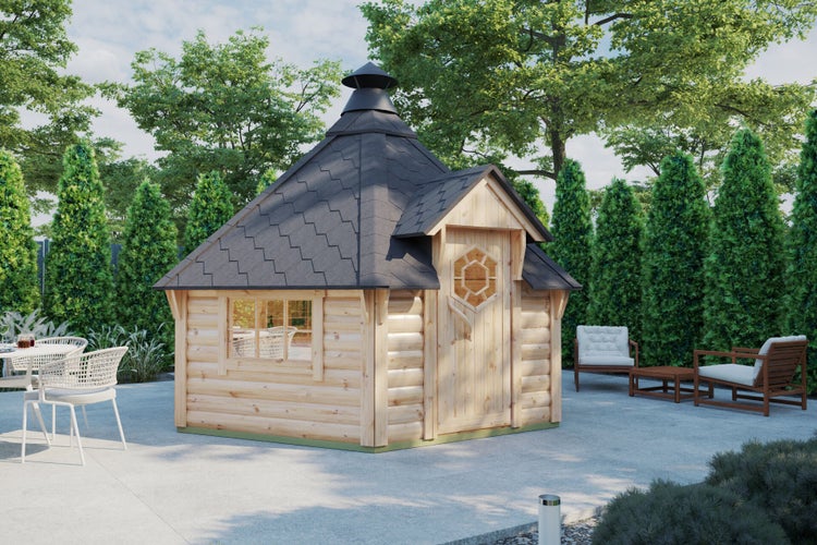 Holz Grillkota Gartenhaus mit Schindeldach und Schornstein auf einer Terrasse mit Gartenmöbeln und Bäumen.