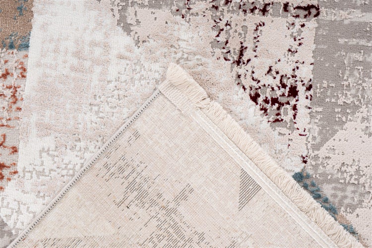 Nahaufnahme eines Teppichs in Beige, Grau und Rot mit abstraktem Vintage-Muster und Fransen, zeigt die Rückseite und die Webstruktur.