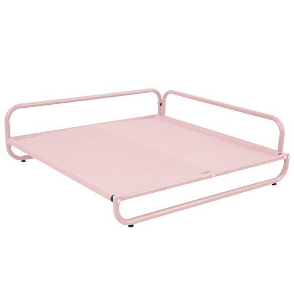 Erhöhtes Hundebett in Rosa mit Metallrahmen und atmungsaktiver Liegefläche aus Netzgewebe.