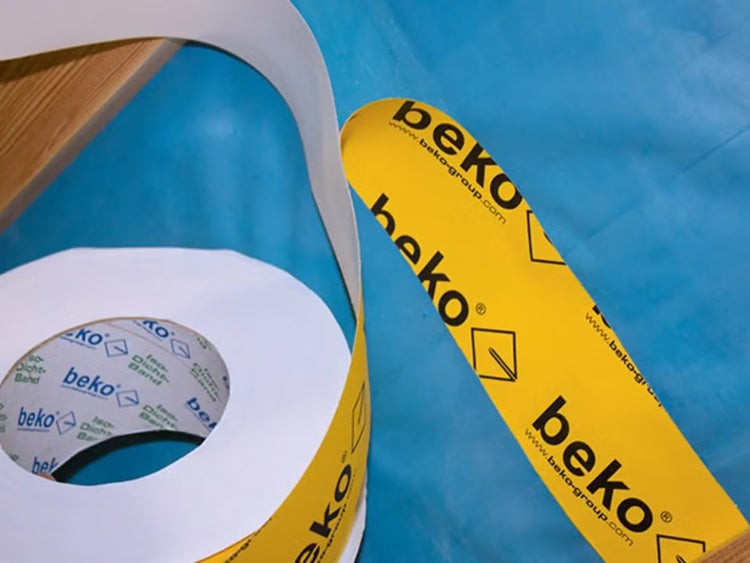 Eine Rolle beko Iso Dichtband für Bauabdichtungen mit aufgedrucktem Firmenlogo und Internetadresse auf der Schutzfolie.