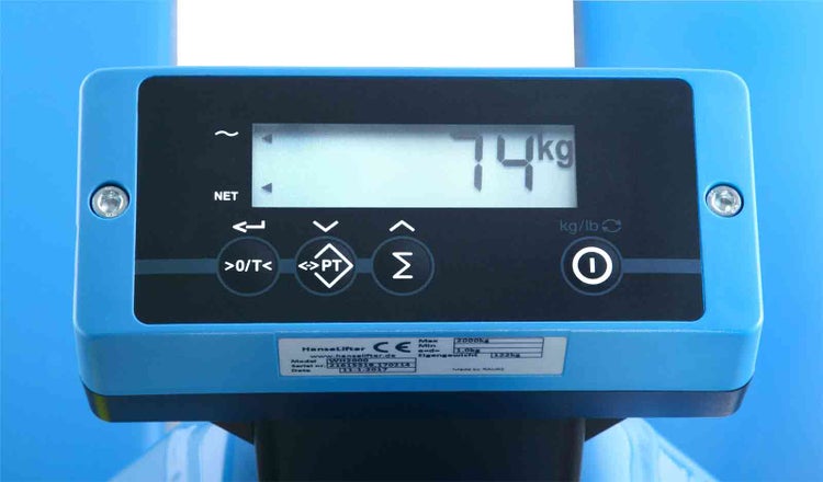 Digitale Waagenanzeige eines Hubwagens mit einem Messwert von 74 Kilogramm und verschiedenen Funktionstasten.
