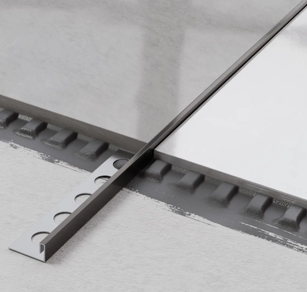 Fliesenprofil zwischen zwei Fliesen