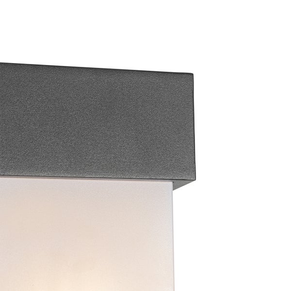 Nahaufnahme einer modernen Außenleuchte mit strukturiertem anthrazitfarbenem Metallrahmen und mattem Diffusor.