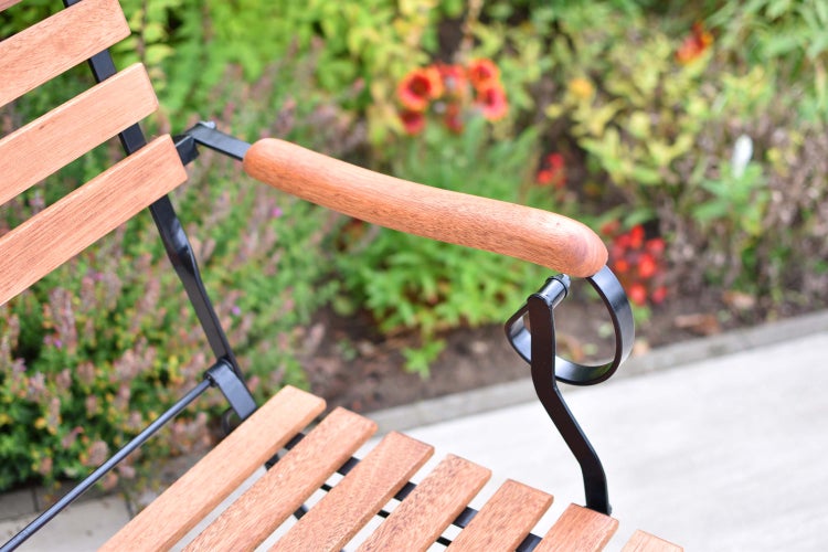 Detailansicht einer Gartenbank aus Holz mit Armlehne aus Holz