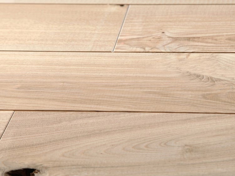 Nahaufnahme von Holzdielen mit natürlicher Maserung und Astlöchern.