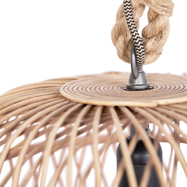 Detailansicht einer hängenden Rattanlampe mit Seilaufhängung.