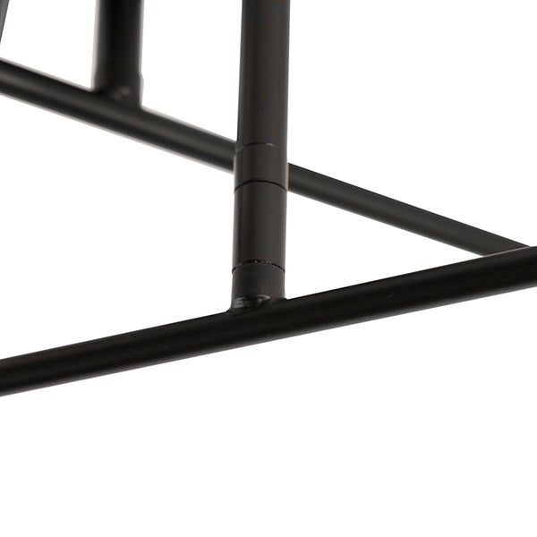 Detailansicht eines schwarzen Metallgestells