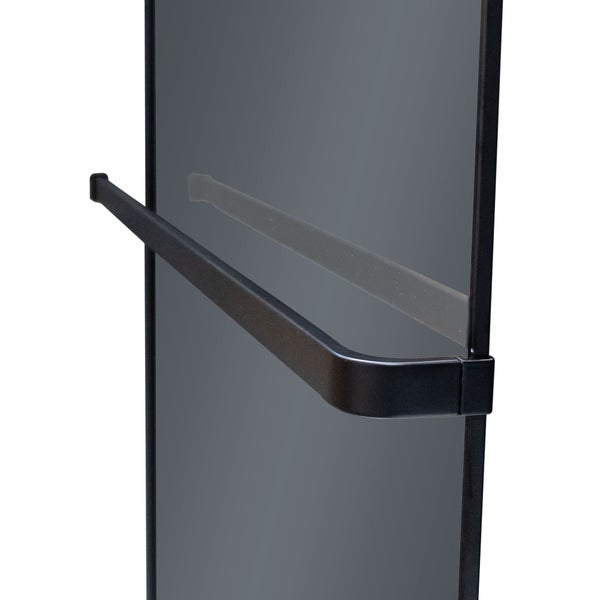 Nahaufnahme eines schwarzen Handtuchhalters montiert an einem vertikalen Planheizkörper.