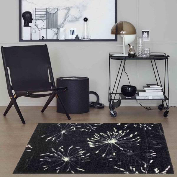 Wohnzimmer mit Sessel, Teppich und Beistelltisch