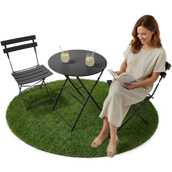 Mann belädt Kofferraum mit kompaktem schwarzem Klapptisch, Länge circa 94 Zentimeter, ideal für Garten und Ausflüge.