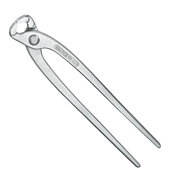 Mann befestigt zwei Schraubzwingen an einer Metallsäule in einer Werkstatt.