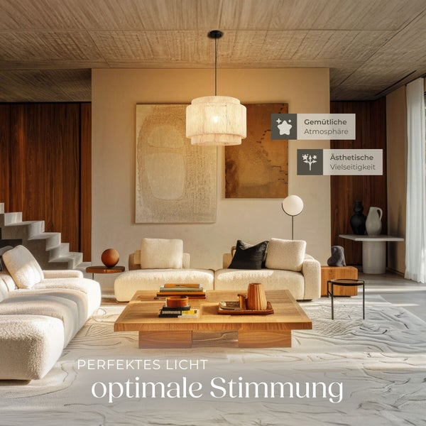 Modernes, helles Wohnzimmer mit einer gestuften Pendelleuchte aus Naturmaterial, hölzernem Couchtisch und beigen Polstermöbeln.