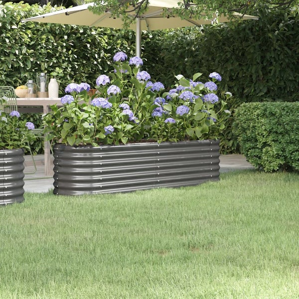 Garten mit Hochbeet aus Metall und blühenden Hortensien