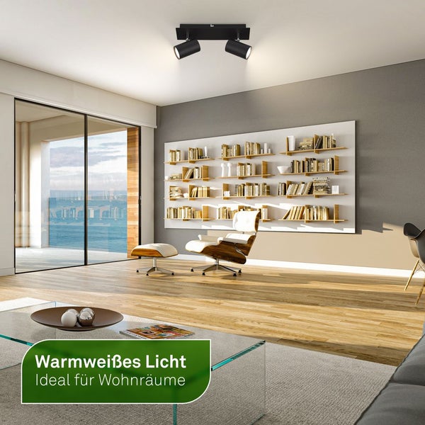 Schwarze Deckenleuchte mit zwei Strahlern im Wohnzimmer.