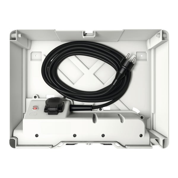 Stromverteiler im Systemkoffer mit aufgerolltem schwarzen Netzkabel, Schutzkontakt-Stecker und einer Steckdose mit Klappdeckel.