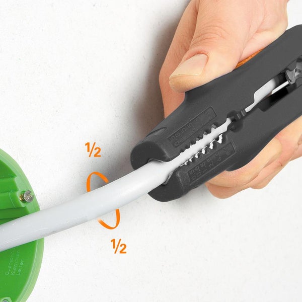 Anwendung eines Entmantelers zum Abisolieren eines Kabels durch eine halbe Drehung.