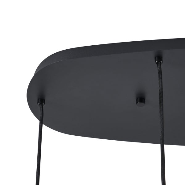 Detailansicht der schwarzen Deckenhalterung einer Hängeleuchte mit Textilkabel