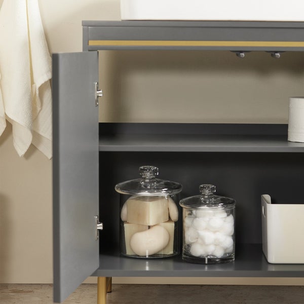 Badezimmerschrank mit offener Tür, ausgestattet mit Seife, Wattebäuschen und Papierhandtüchern