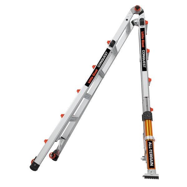 Little Giant Conquest All-Terrain Multifunktionsleiter aus Aluminium in A-Form aufgestellt