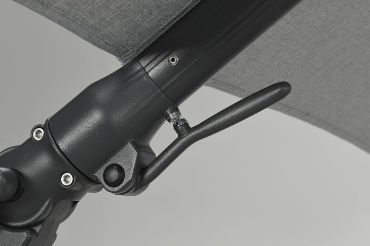 Detailaufnahme des Gelenks und Hebels eines Sonnenschirms zur Neigungsverstellung.