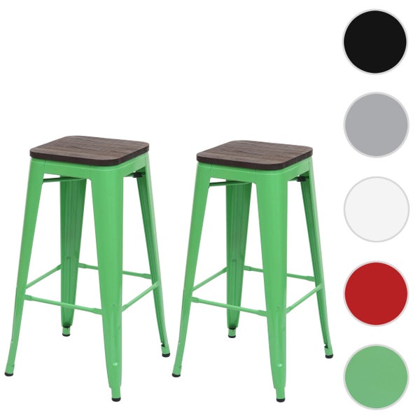 Zwei grüne Barhocker mit Holzsitzen