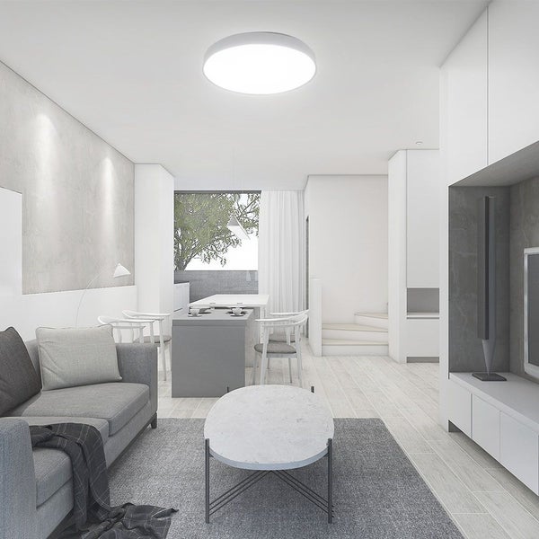 Helles Wohnzimmer mit Sofa, Tisch und Deckenleuchte