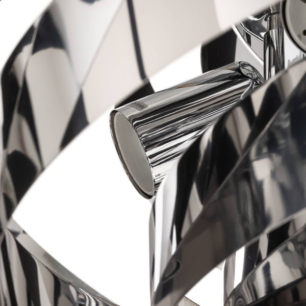 Detailaufnahme einer verchromten Lampe mit spiralförmigem Design