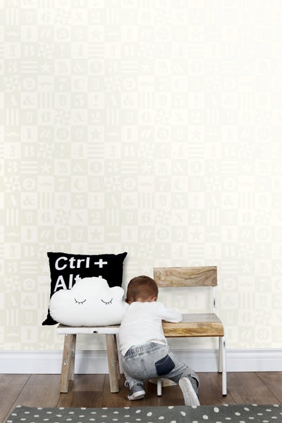 Zimmer mit Kind, Stuhl, Kissen und gemusterter Tapete