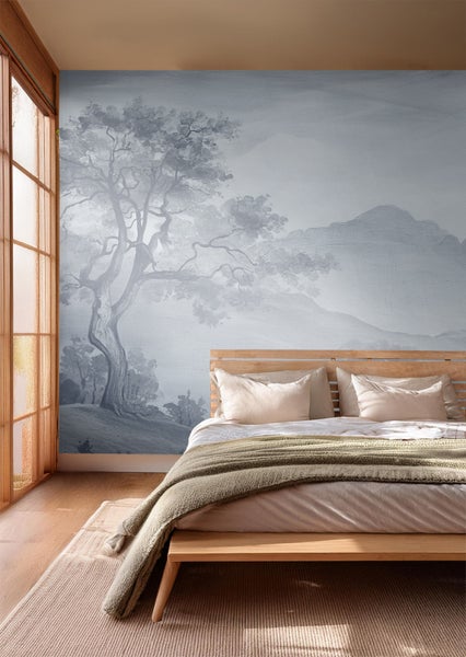 Schlafzimmer mit Wandbild eines Baumes und einer Berglandschaft
