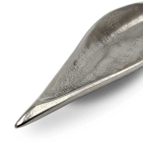 Nahaufnahme einer blattförmigen Deko-Schale aus strukturiertem Metall.