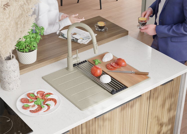 Spüle mit Abtropffläche, Armatur und Zutaten für Caprese-Salat auf einer Küchentheke