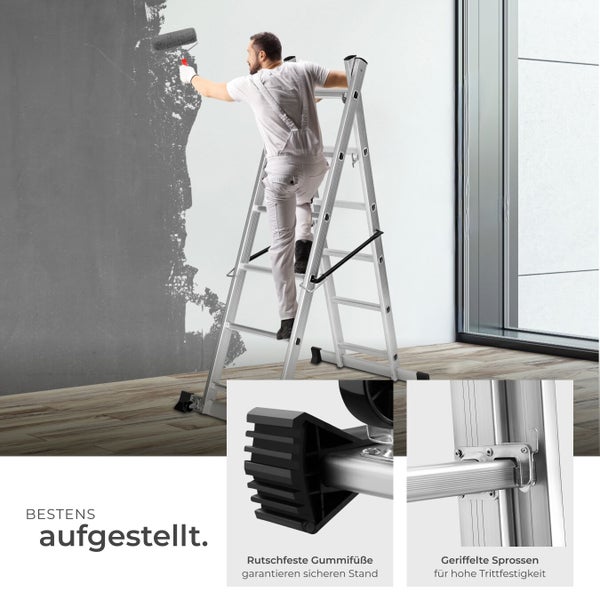 Mann auf einer Aluminium Mehrzweckleiter beim Streichen einer Wand mit einer Farbwalze. Detailaufnahmen von rutschfesten Gummifüßen und geriffelten Sprossen.