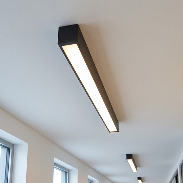 Moderne längliche LED Deckenleuchte in minimalistischem Design zur Beleuchtung von Fluren und Wohnräumen.