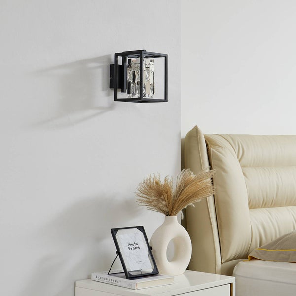 Schwarze Wandleuchte mit Kristallglas in Schlafzimmerumgebung