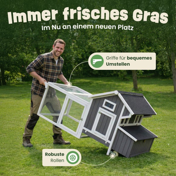 Grauer Hühnerstall mit weißem Rahmen und Freilaufgehege, mehrere geöffnete Türen und Klappen für einfachen Zugang auf einer Wiese.