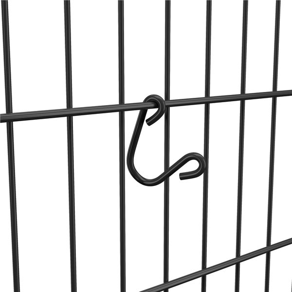 Detailansicht eines Metallgitterzauns mit S-Haken zur Befestigung.