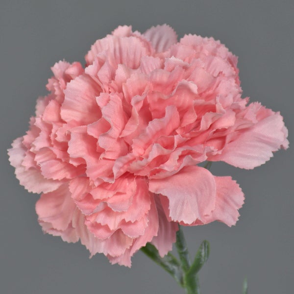 Künstliche Nelke aus Textilmaterial in Rosa.