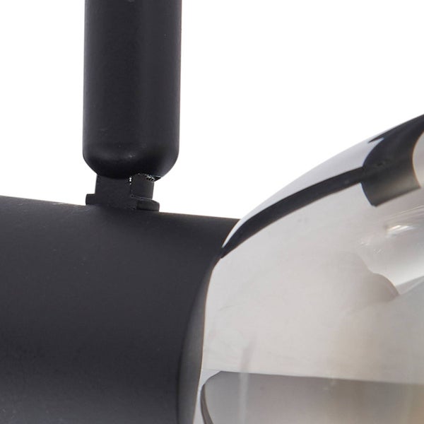 Detailaufnahme einer Deckenleuchte mit Metallrahmen und Glaslampenschirm