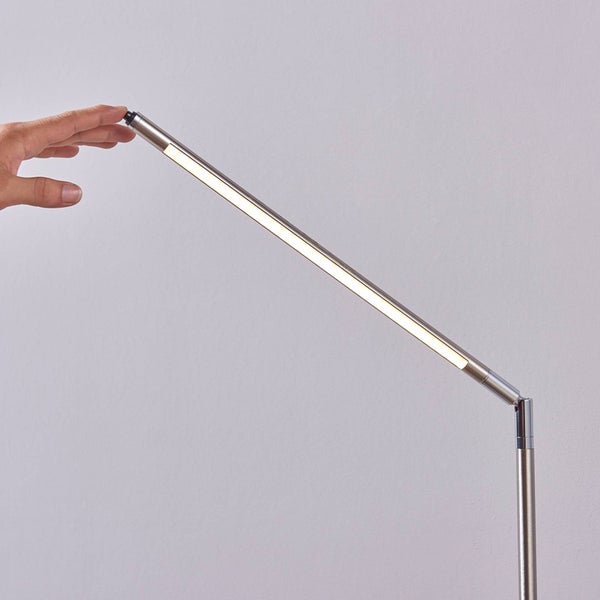 Moderne minimalistische LED-Leuchte aus Metall mit schmalem, leuchtendem Lichtstab.