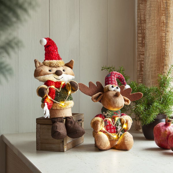 Dekorative Weihnachtsfiguren: Fuchs auf Holzkiste und Elch mit Herz aus Lichtern